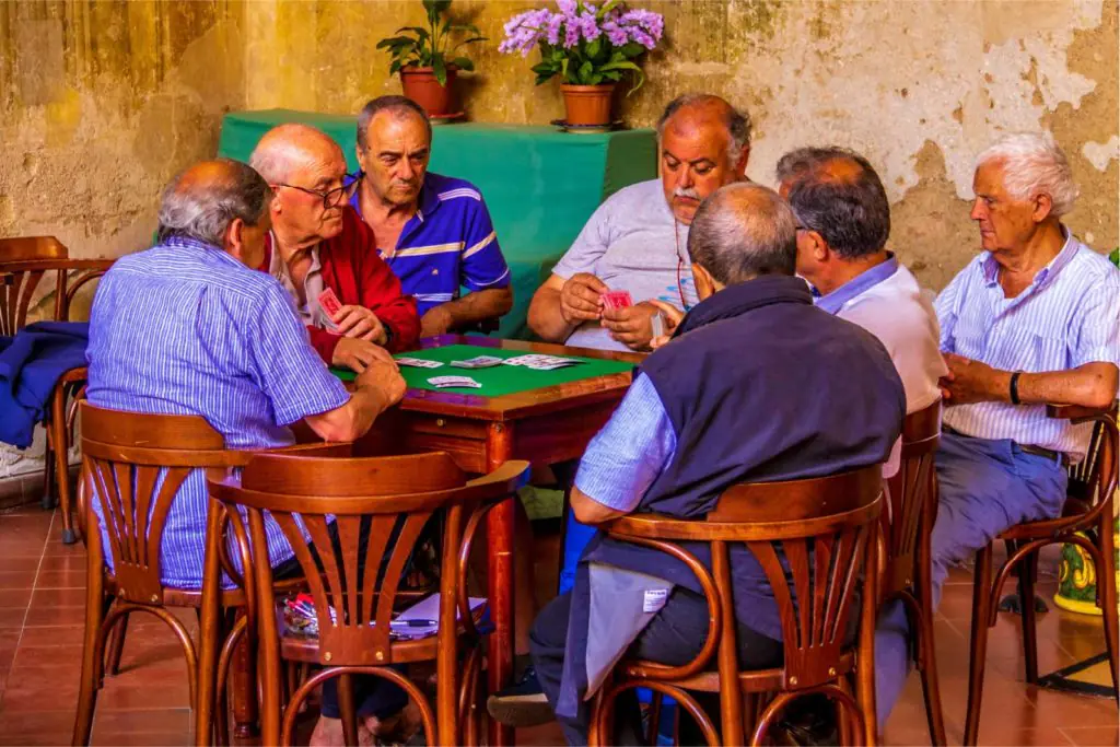 Retraités jouant aux cartes